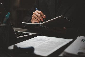 女生成考大专学什么专业好 怎么选择